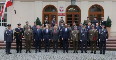 Szef MON wręczył oficerom WP decyzje o wyznaczeniu ich na nowe stanowiska; szefem wojsk dronowych gen. Witold Banaszek
